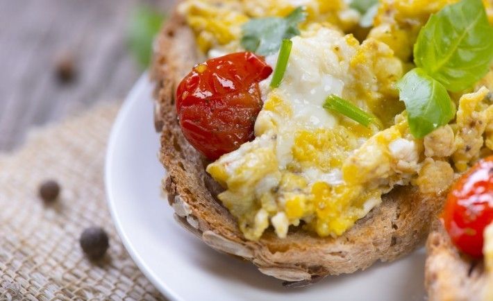 Eggs_with_curry_sandwich