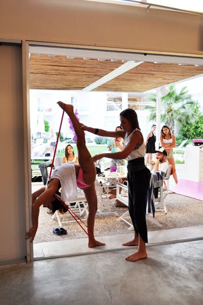 Marion_Crampe_Maddie_Sparkle_stretching