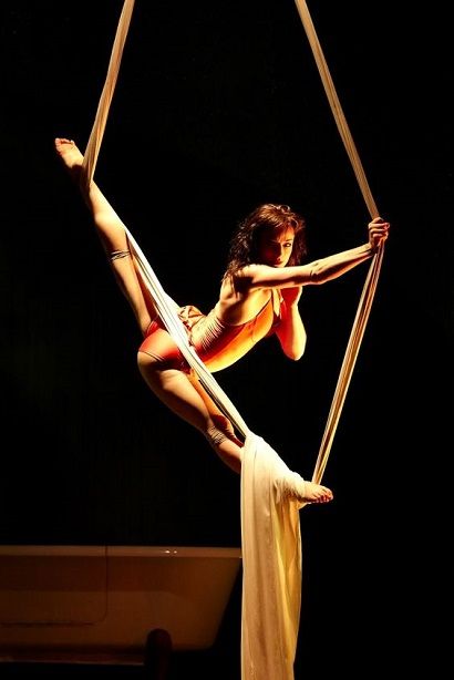 splits-on-silks