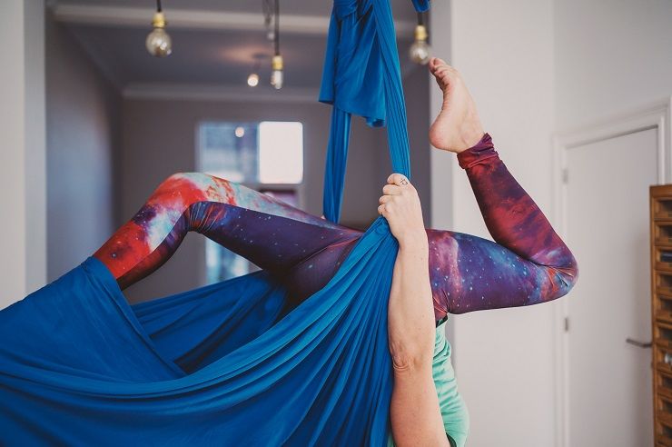 Aerial Yoga για Αρχάριους: Οδηγός για Ξεκίνημα & Οφέλη