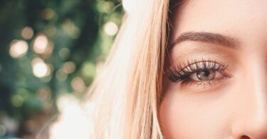 Understanding the Eyelash Shedding Cycle: What You Need to Know