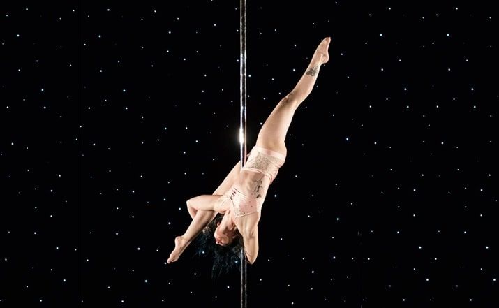 Ρευματοειδής Αρθρίτιδα και Pole Dance: Ανάμεσα σε Πόνο & Χορό