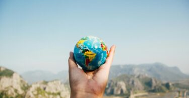 Learning the Unwritten Rules: Cultural Etiquette Tips for Expats