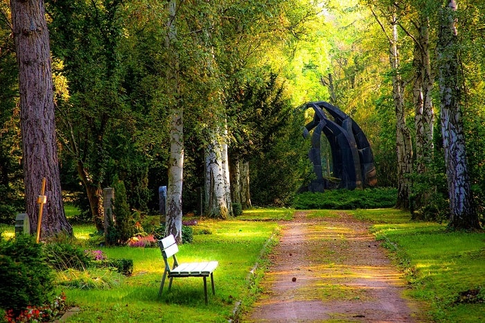 Intimate Funeral: Balancing Tradition with Personalization