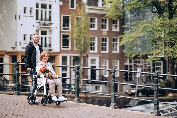 Choosing a Caregiver for Family: How to Find the Best In-Home Caregiver