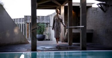 How a Custom Pool Builder Balances Aesthetics and Functionality in Pool Design?