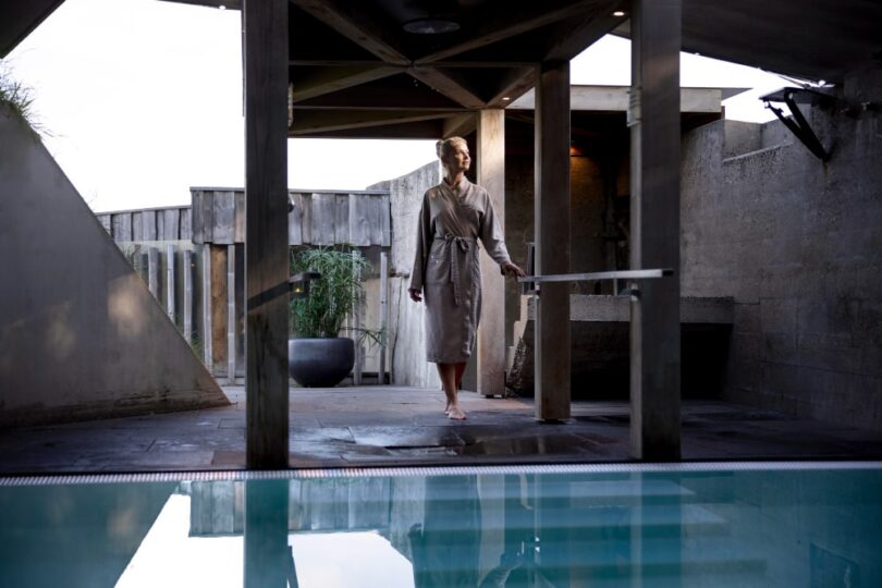 How a Custom Pool Builder Balances Aesthetics and Functionality in Pool Design?