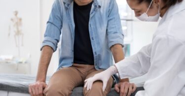 should i go to urgent care for knee pain